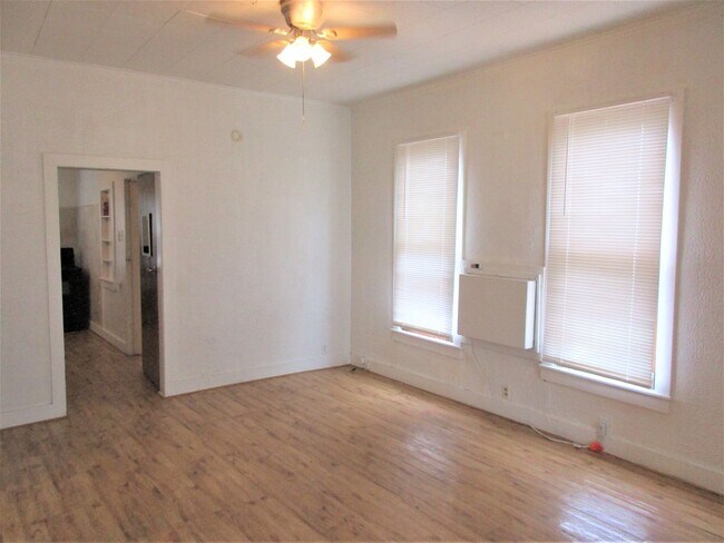 Building Photo - Cute 2 bedroom House