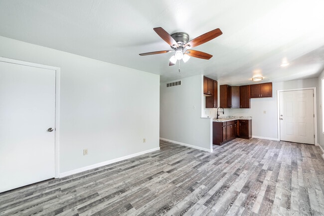 Building Photo - 2501 E Oakbrook Dr
