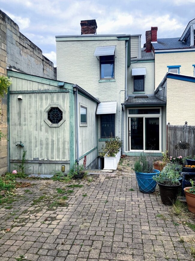 Building Photo - 2218 Jane St