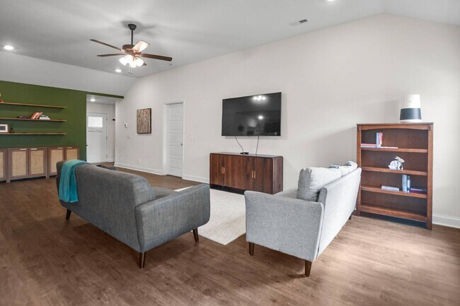 Building Photo - Pet Friendly Three Bedroom!