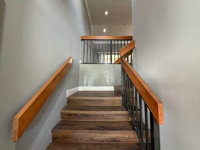 Foto del edificio - 323 Ives Dairy Rd
