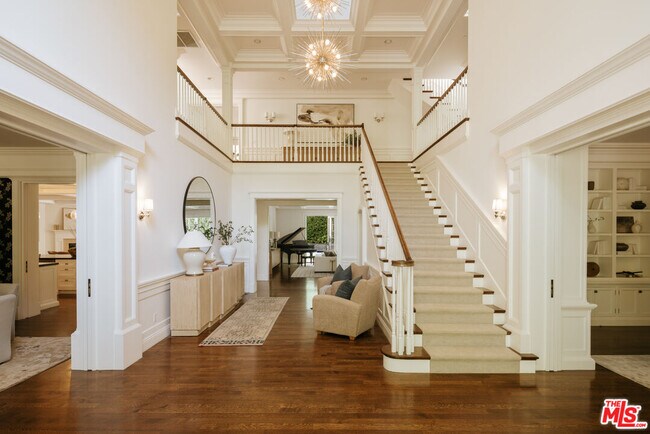 Foto del edificio - 2435 Mandeville Canyon Rd