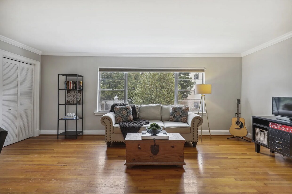 Foto principal - 2230 Cheshire Bridge Rd NE
