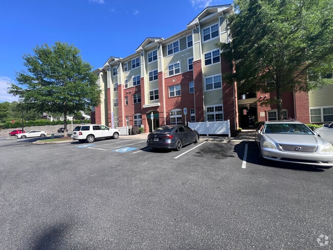 Building Photo - Room in Apartment on Campus Pointe Ct