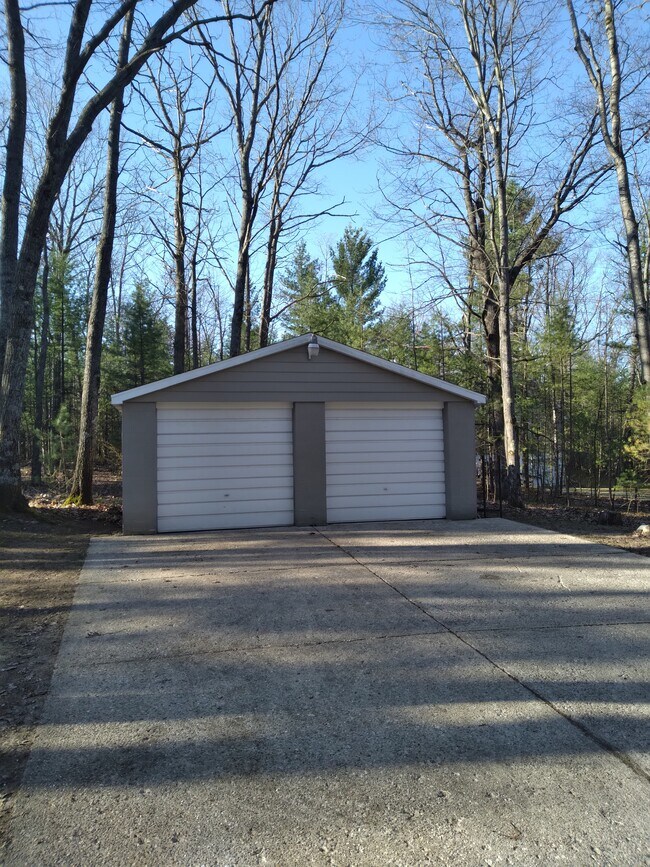 2 stall garage - 11526 Hillcrest Blvd NE