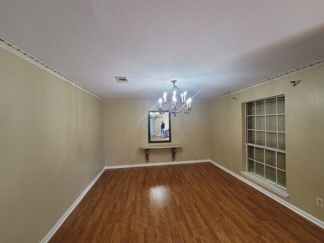 Building Photo - 2626 Beluche Dr