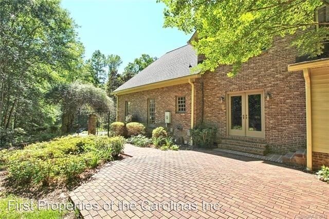 Building Photo - 5 br, 3.5 bath House - 3011 Vanhook Dr.
