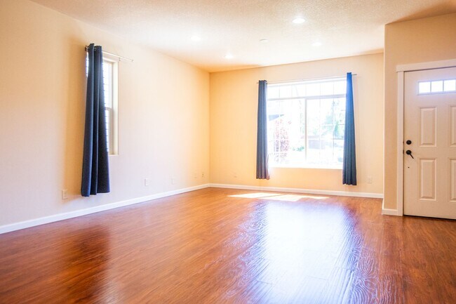 Building Photo - 4 Bedroom Oregon City with Large Bonus Roo...