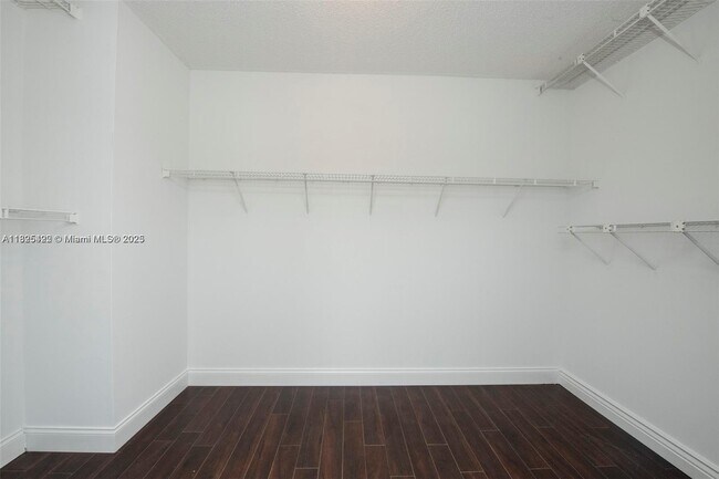 Foto del edificio - 4,600 1127 sw 4104th way