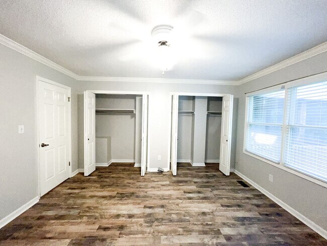 Building Photo - stunning 3 bed 2 bath townhome - recently ...