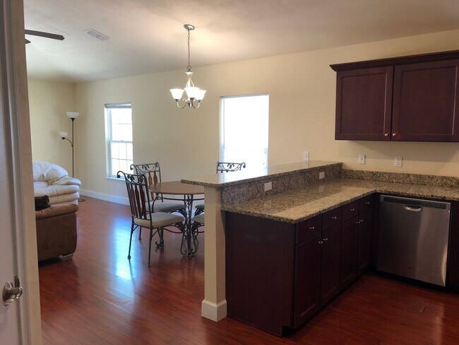 Building Photo - Updated 3bed/2bath home just minutes from ...