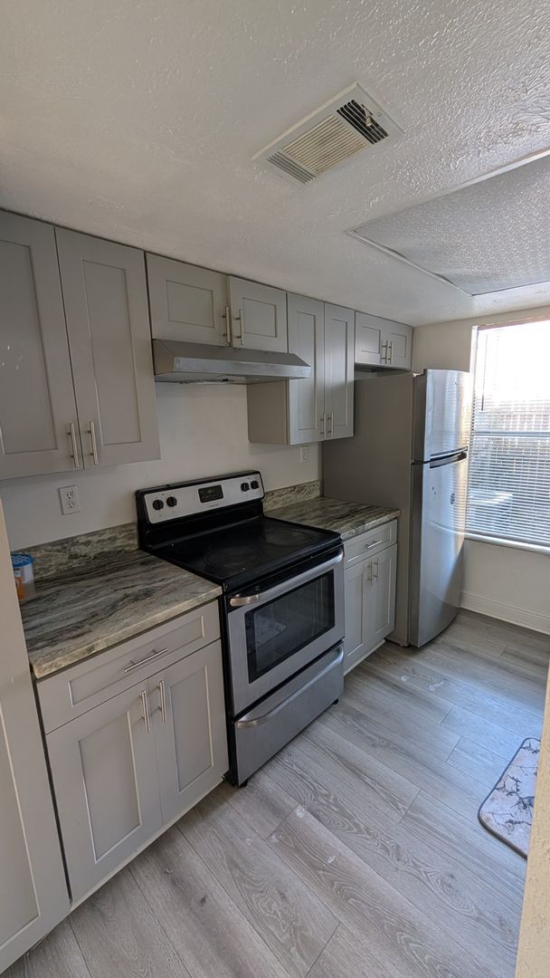 Building Photo - Two Bedrooms with terrace and fenced patio...