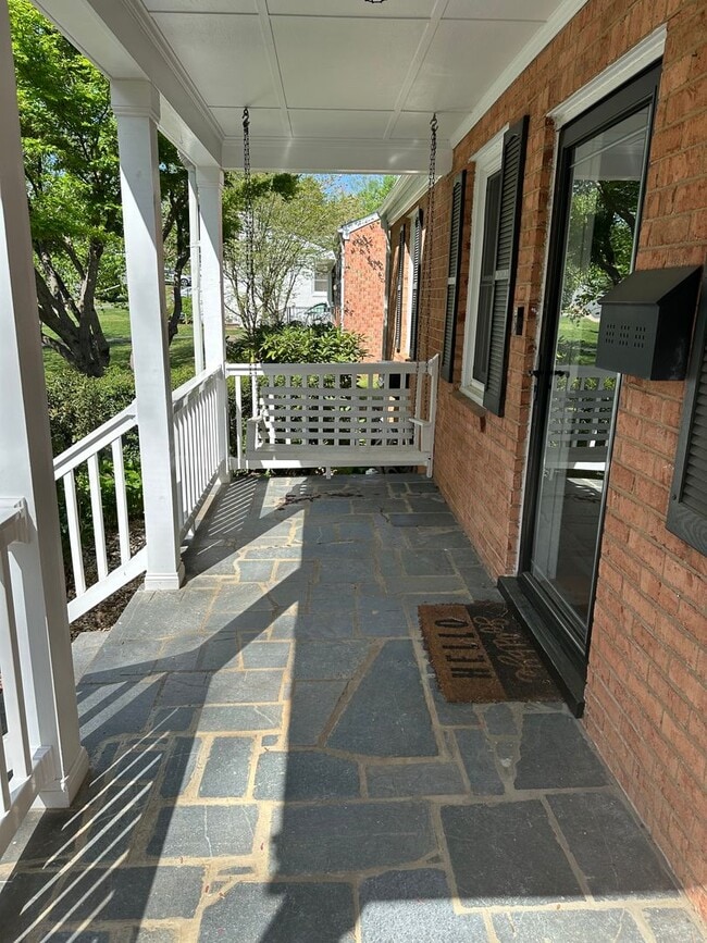 Building Photo - Charming 3 BR, 2.5 Ba house in a great loc...