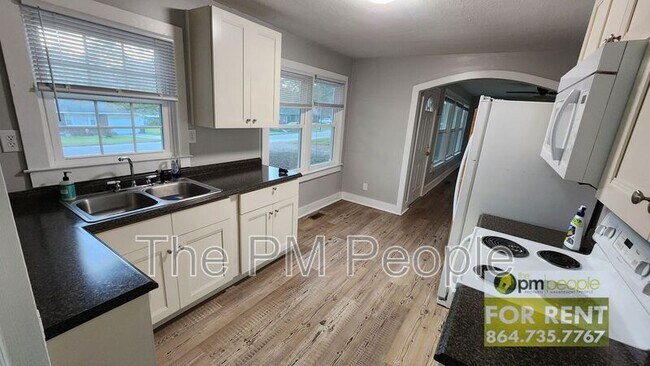 Building Photo - 2 Pineview Dr