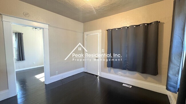 Building Photo - Charming 2bd/1ba Bungalow With Fenced Yard!