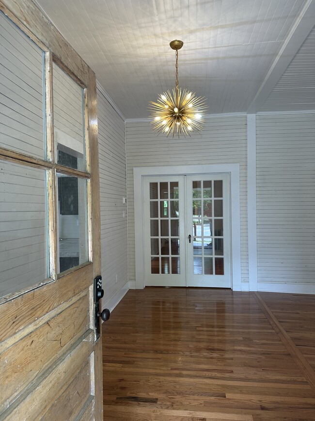 Foto del edificio - 317 E Wilson Ave