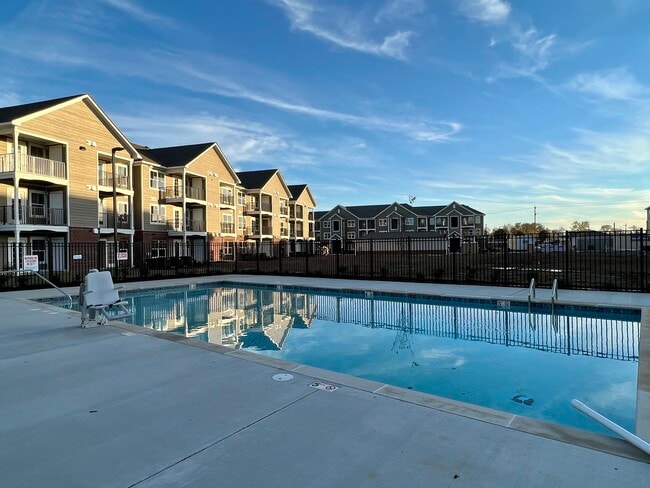 Piscina al amanecer - Ironwood Apartments