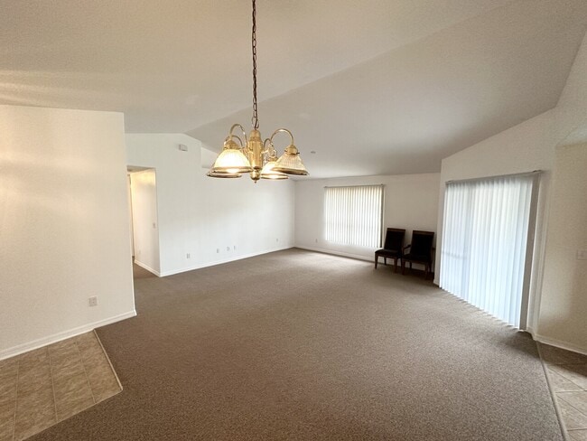 Building Photo - 15 Rainbrook Dr