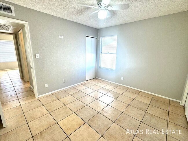 Building Photo - 465 W Ivyglen St