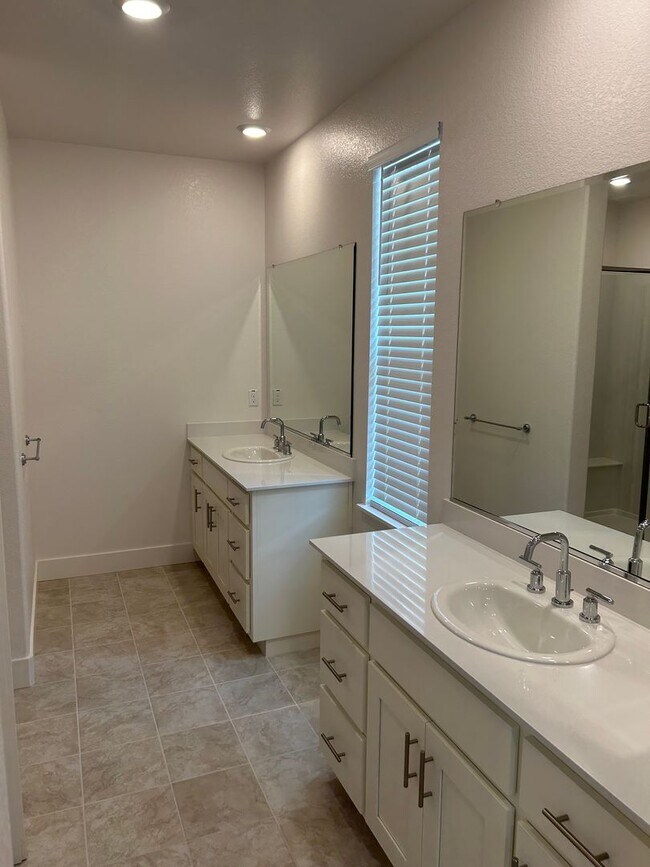 Building Photo - Brand New 3 bed 2 bath home for rent in El...