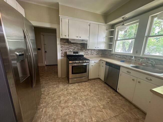 Foto del edificio - Gorgeous 4 Bedroom Home in South Highland