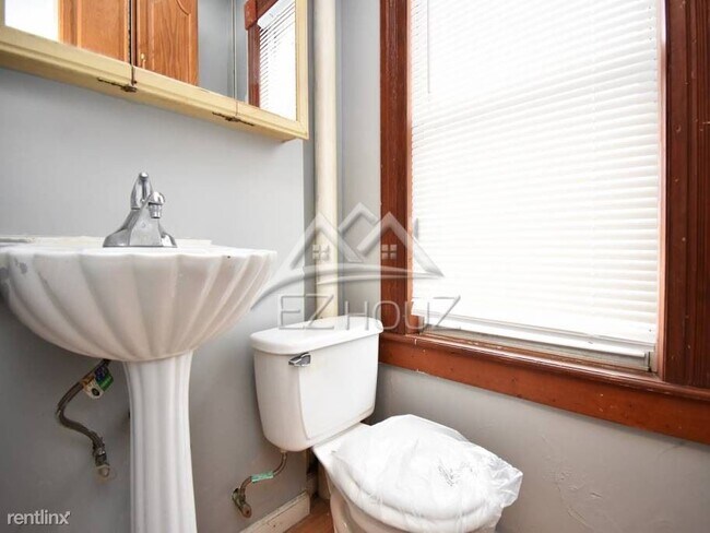 Building Photo - 1 br, 1 bath Apartment - 2702 Wilkens Ave,2