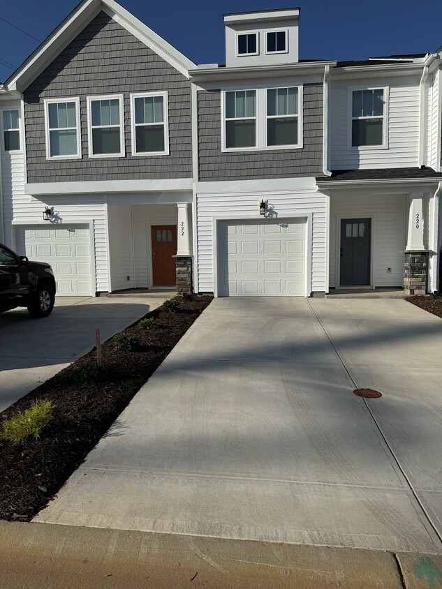 Foto principal - 220 Marston Ln