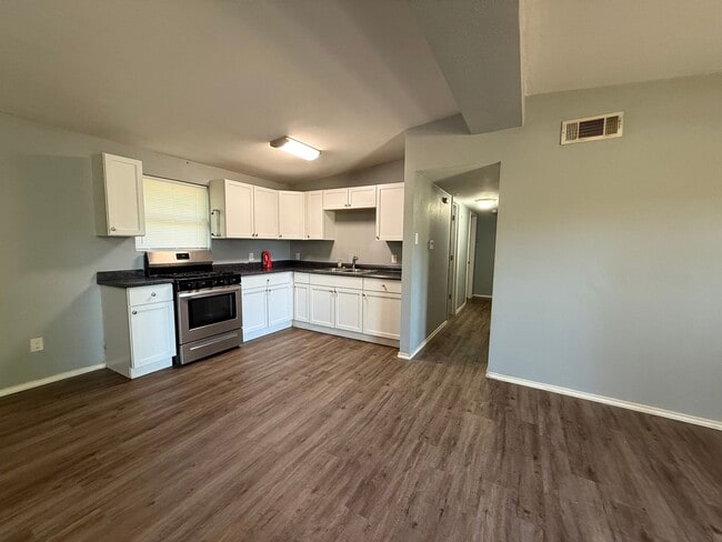 Building Photo - 4 Bedroom House