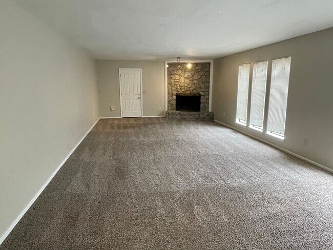 Foto del edificio - Oversized Three Bedroom with an Office Near Lake Hefner!!