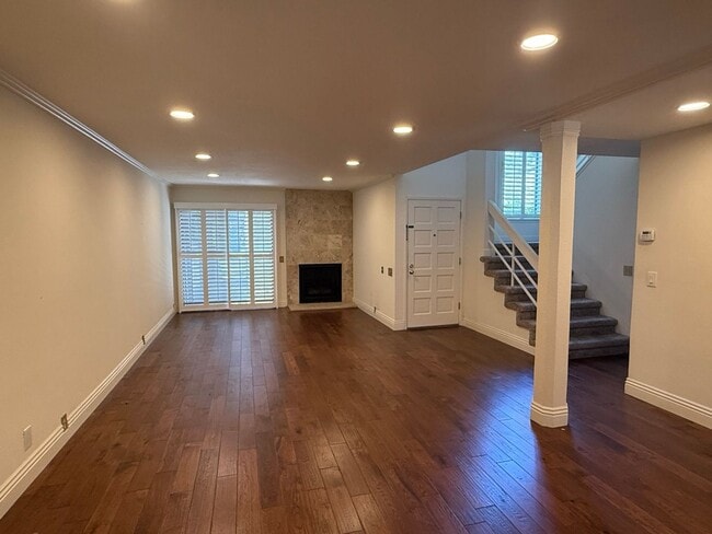 Building Photo - Elegant 3 Bedroom 2.5 Bath Townhome in the...