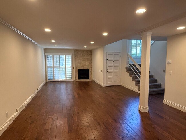 Foto del edificio - Elegant 3 Bedroom 2.5 Bath Townhome in the...