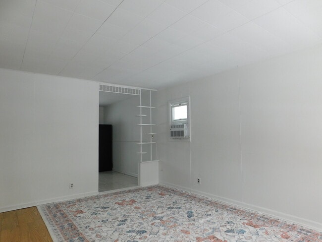 Building Photo - 33 Hawthorne Ln