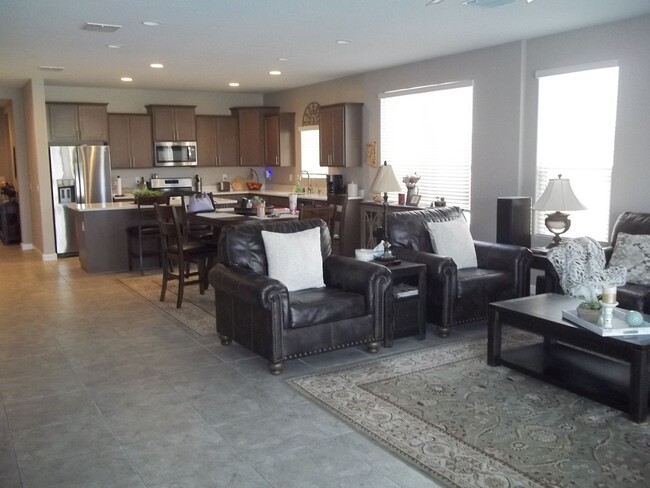 Foto del edificio - Stunning Fully furnished home 3 bed 2.5 ba...