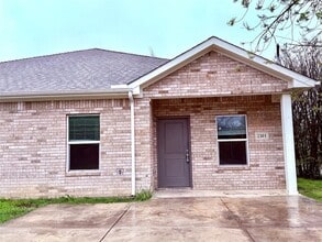 Building Photo - 2301 N Hickory St