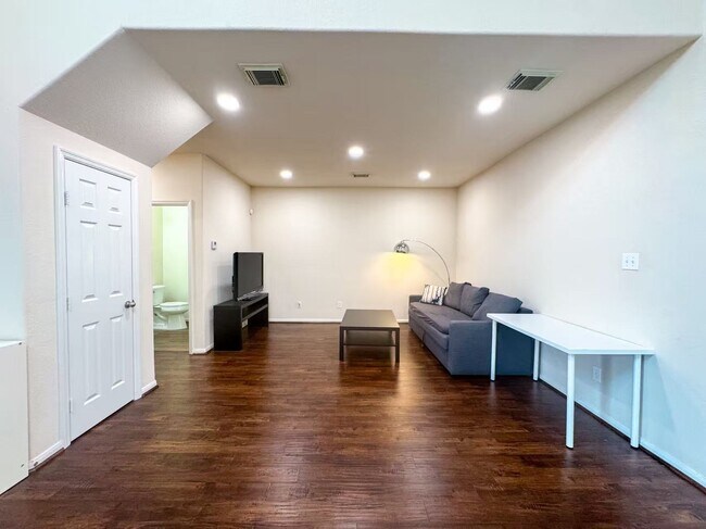 Building Photo - 3923 Calgary Cir