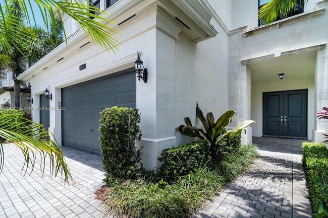 Building Photo - 9541 Eden Roc Ct