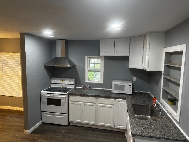 Building Photo - 8906 Lockwood Dr