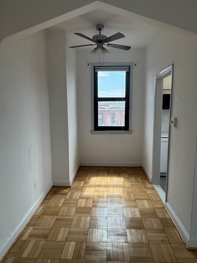 Foto del edificio - Updated Corner Unit at the Swarthmore in Foggy Bottom