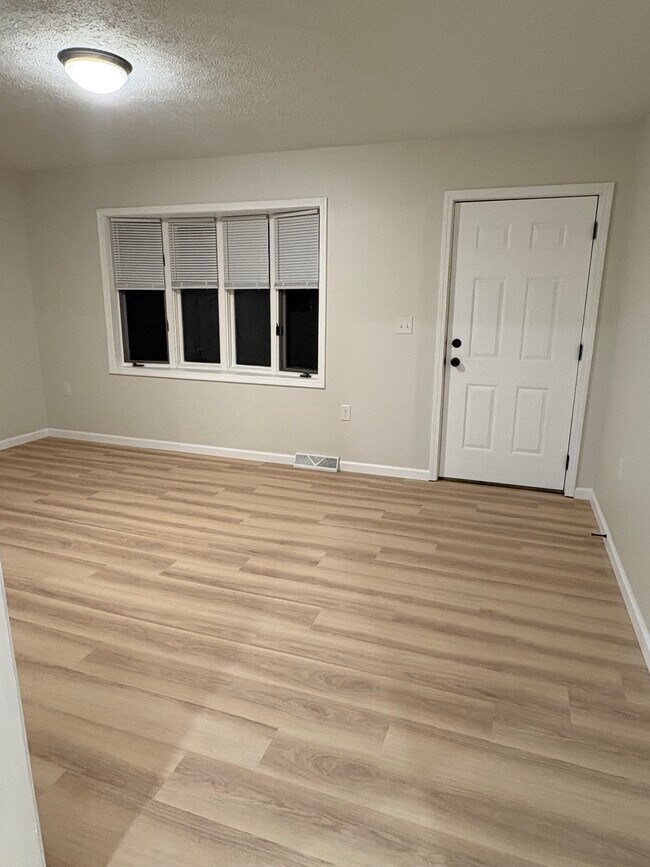 Foto del edificio - 275 W 10th St