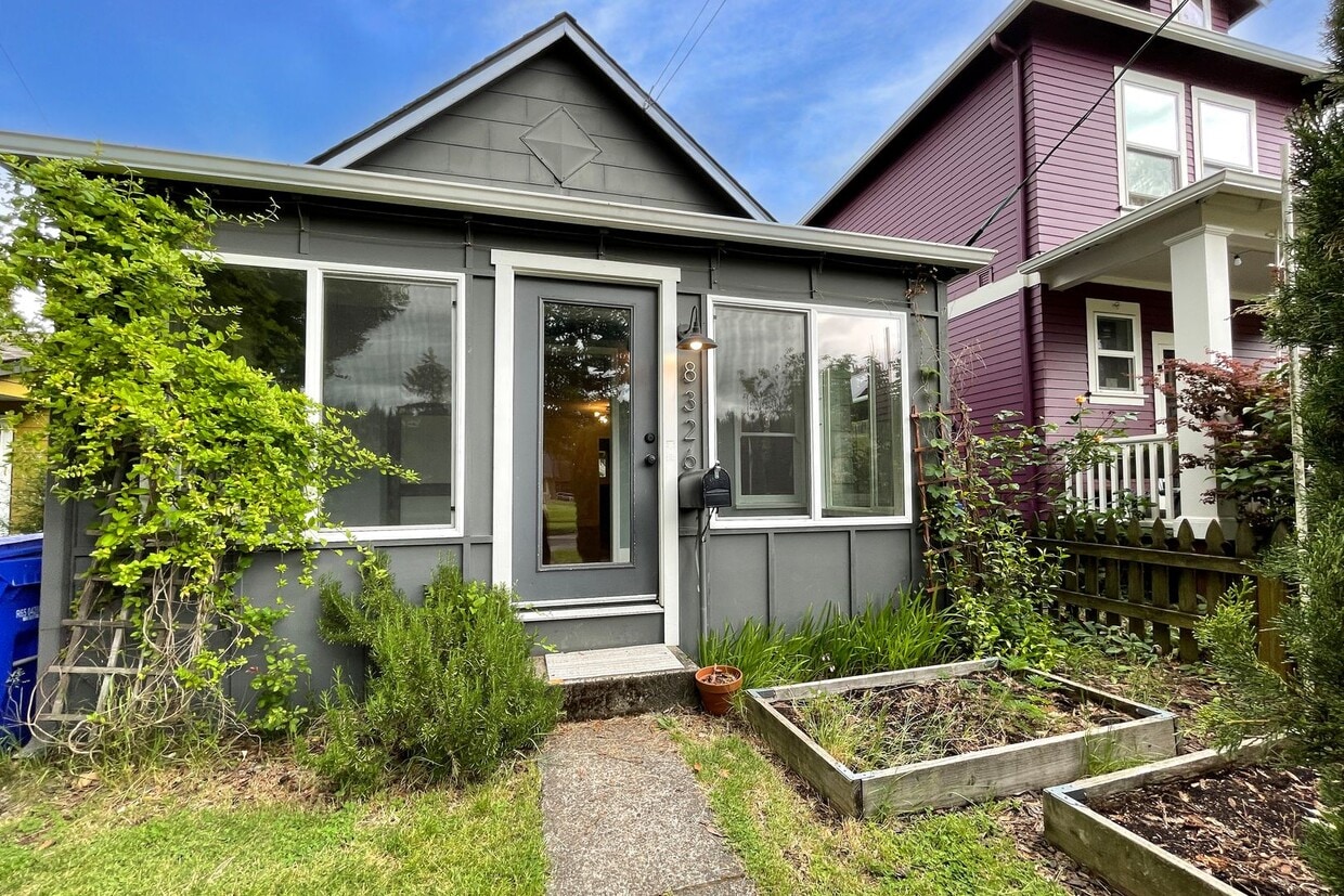 Primary Photo - Cute Portsmouth Home with Sunroom, Fenced ...