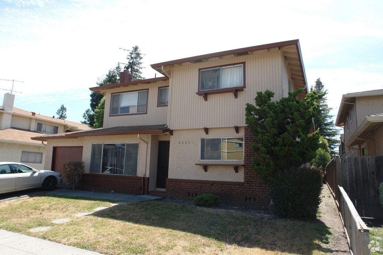 Building Photo - 2225 Deborah Dr