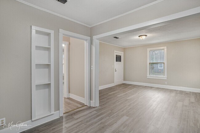 Building Photo - Central Bossier - 2 Bed - New Floors - Fresh Paint