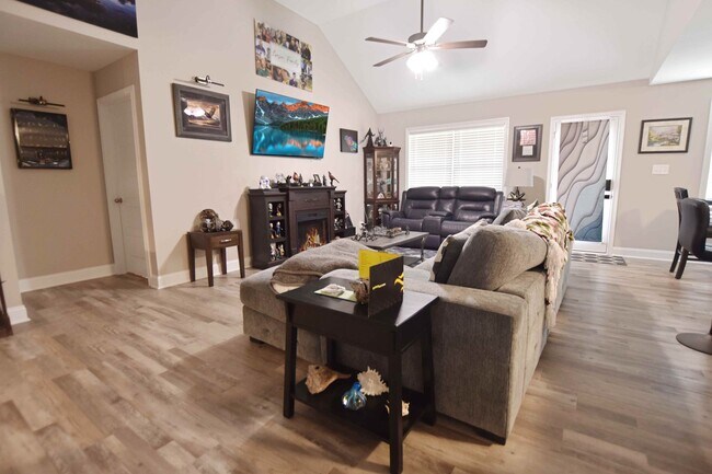 Building Photo - Pet Friendly Three Bedroom!