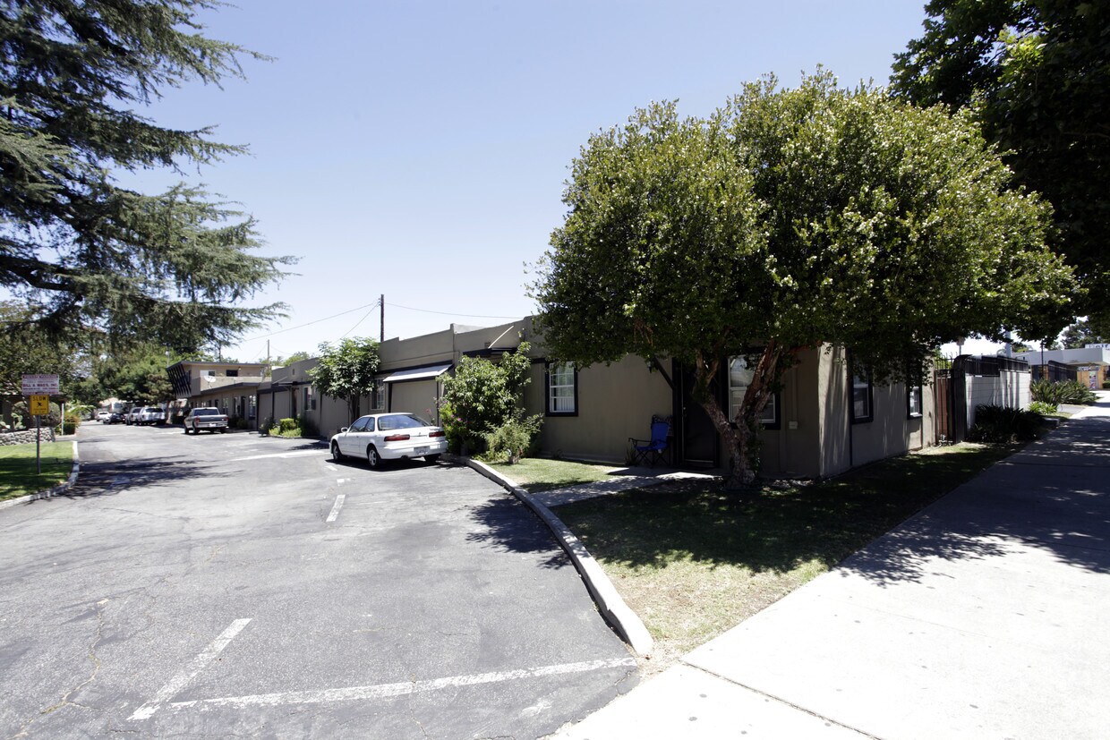 Primary Photo - 1437 W Holt Ave