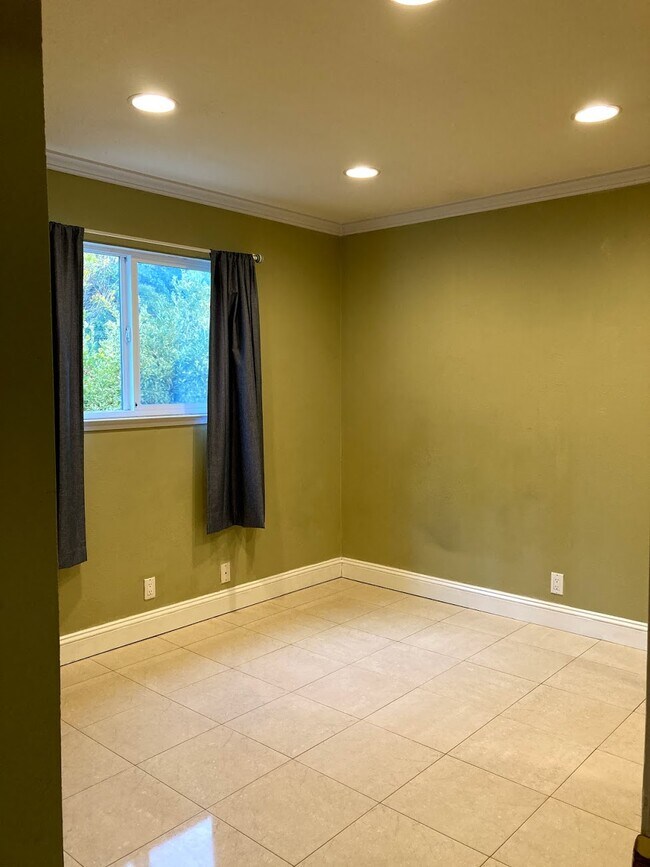 Building Photo - 2060 Amberwood Ct