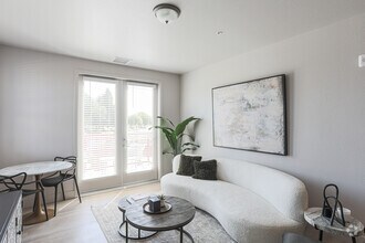 1BR, !BA - 662 SF - Strada 1200