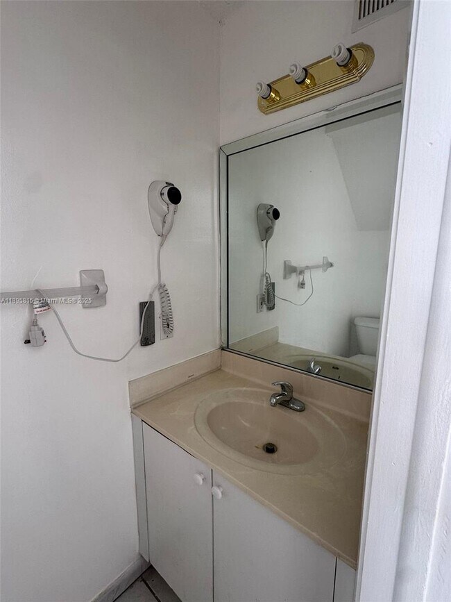 Foto del edificio - 8031 NW 8th St