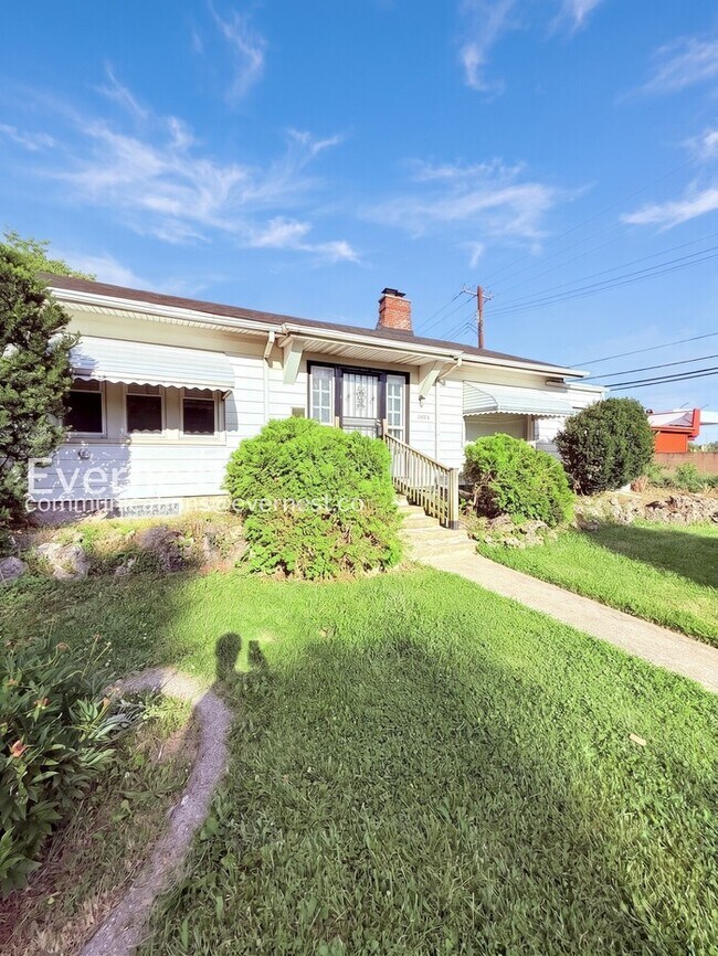 Foto del edificio - Charming Home with Fenced Yard & Hookups / 3 Beds & 1 Bath / Voucher Accepted / Pets Not Allowed ...