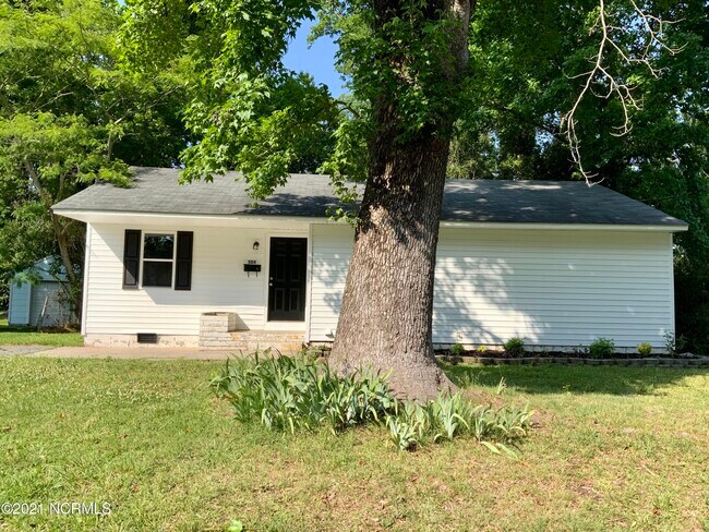 Building Photo - 504 Oak Ln