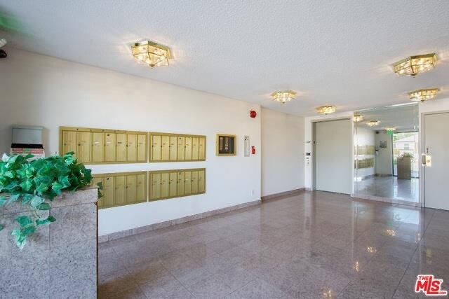 Foto del edificio - 17800 Burbank Blvd